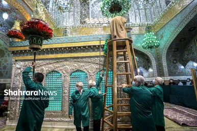 آیین تعویض گل‌های ضریح مطهر رضوی