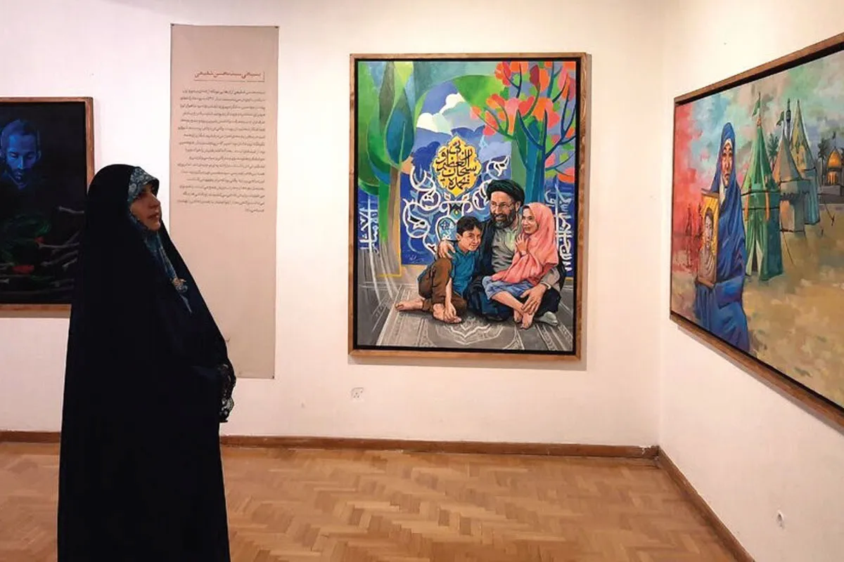 نمایشگاه هنرمند مشهدی در فرهنگ سرای نیاوران تهران | بازخوانی هنرمندانه مفهوم بسیجی