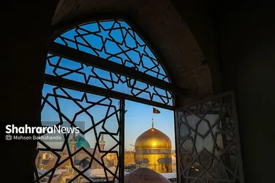 عکس‌هایی از مراسم تعویض پرچم گنبد حرم امام رضا (ع) (۱۷ شهریور ۱۴۰۳)