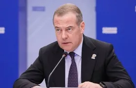 مدودف: زلنسکی دست اربابش ترامپ را گاز گرفت!