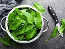 با فواید شگفت انگیز آب اسفناج برای سلامتی آشنا شوید