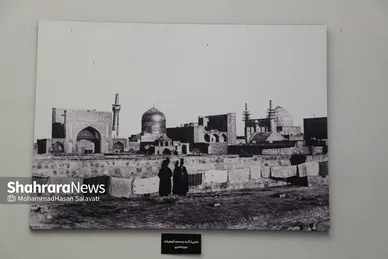 گزارش تصویری| نمایشگاه عکس «غریبِ قریب» | تصاویر قدیمی از حرم امام رضا(ع)