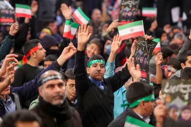 زيارت نوجوانان مشهدی به نيابت از شهداي نوجوان حادثه تروريستی شاهچراغ