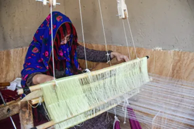تصاویری زیبا از ابریشم‌بافی زنان در «جَرگَلان» خراسان شمالی