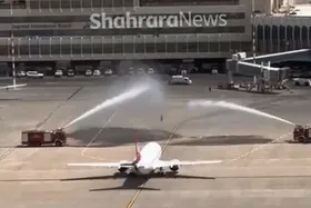 استقبال با آب از پرواز مشهدی در فرودگاه بغداد  + فیلم