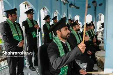 تعویض پرچم گنبد و پوش ضریح امام رضا(ع)