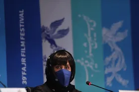 عکس | الناز شاکردوست درحال ضدعفونی&zwnj;کردن میکروفن نشست خبری فیلم &laquo;تی&zwnj;تی&raquo;