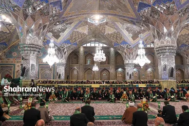 تعویض پرچم گنبد و پوش ضریح امام رضا(ع)
