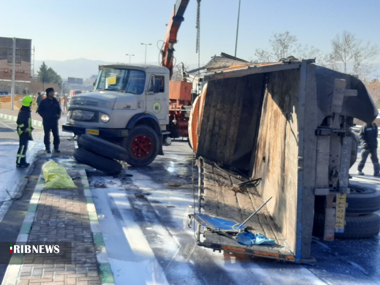 واژگونی کامیون و ایجاد ترافیک شدید در بزرگراه شهید کلانتری مشهد + فیلم (۱۳ بهمن‌ماه ۱۴۰۰)