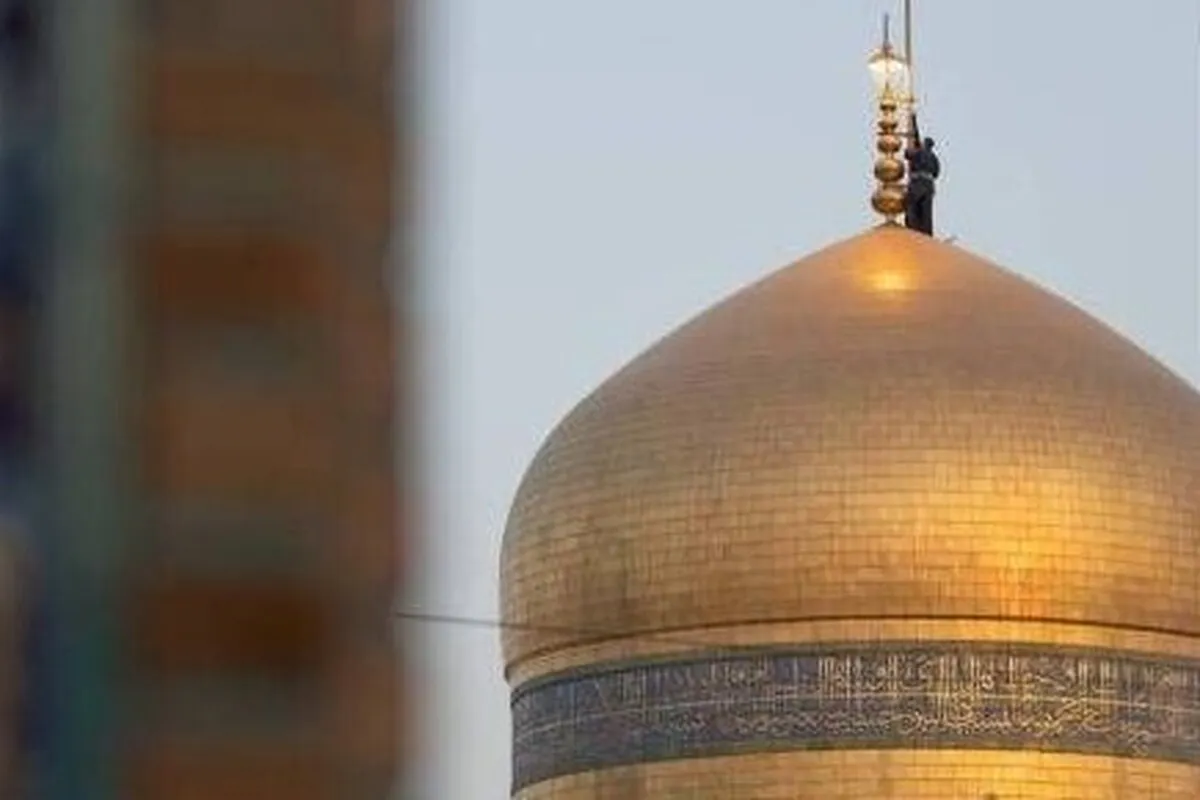 تعویض پرچم گنبد منور رضوی در آستانه شهادت حضرت زهرا (س) + فیلم و عکس