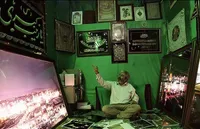 درباره حسن توکلی، عکاس پیشکسوت مشهدی که نزدیک ۳۰ سال عاشقانه در حرم مطهر رضوی عکاسی کرد | ۴۰۰ پله بالاتر از عشق