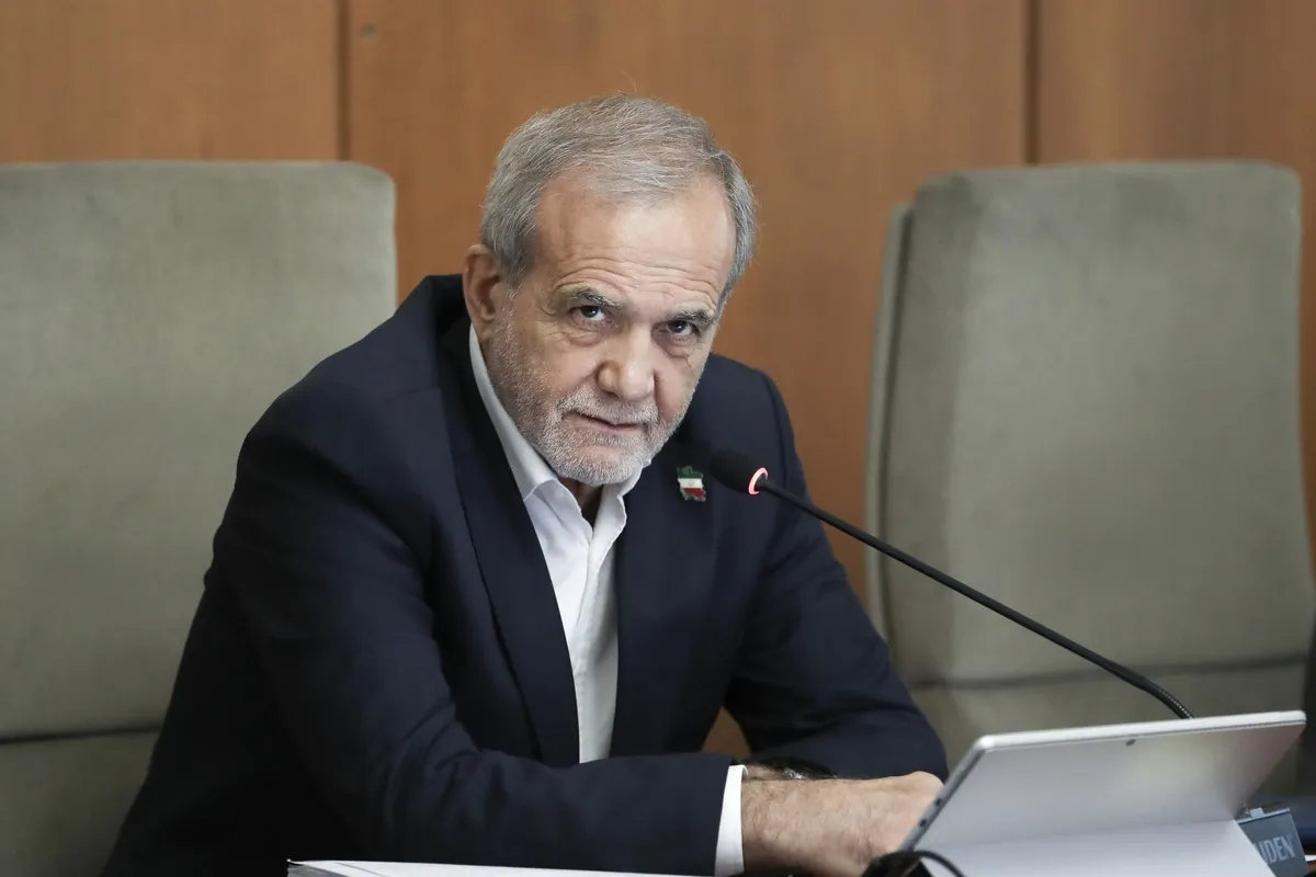دستور پزشکیان برای بررسی علت حادثه خودسوزی منجر به فوت جوان اهوازی و برخورد با خاطیان