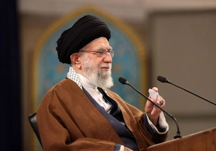 ویدئو| زمزمه صلوات خاصه امام رضا (ع) توسط رهبرانقلاب