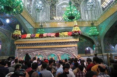 گل آرایی ویژه ولادت حضرت امام رضا (علیه السلام) در روضه منوره رضوی