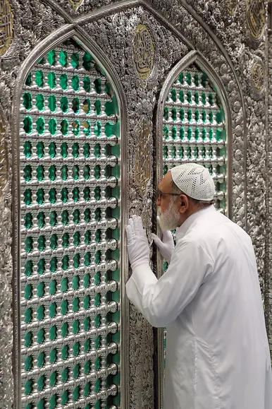 غبارروبی مضجع منور امام رضا(ع)