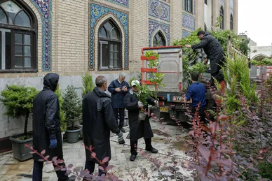 عکس‌هایی از ورود کاروان گل‌های اهدایی به حرم مطهر رضوی