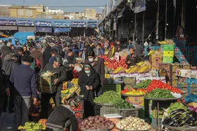 میدان&zwnj;بار نوغان در آستانه شب چله و دید و بازدید از بزرگان خانواده شلوغ&zwnj;تر از همیشه است