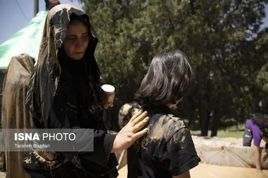 محرم ۱۴۰۴ | عکس‌هایی از آیین گل مالی روز عاشورا در خرم آباد