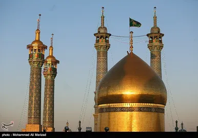 آیین تعویض پرچم گنبد حرم حضرت معصومه(س) و امام رضا (ع) به مناسبت آغاز دهه کرامت