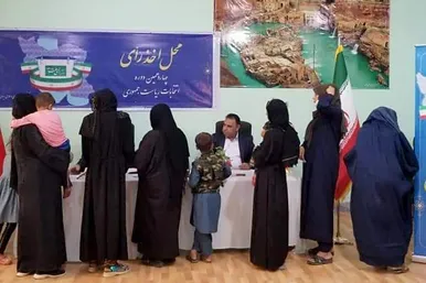 حضور پرشور زنان ایرانی ساکن افغانستان در پای صندوق‌های رأی