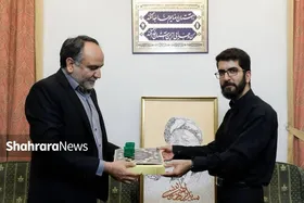 اهدای اثر نقاشی&zwnj;خط با موضوع &laquo;پرواز اردیبهشت&raquo; به موزه حرم مطهر رضوی