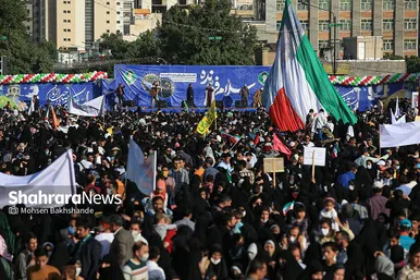 اجرای سرود «سلام فرمانده» با حضور دهه هشتادی و نودی ها در عرصه میدان شهدا مشهد