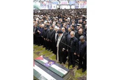 عکس‌هایی از اقامه نماز رهبر انقلاب بر پیکر مجاهد بزرگ شهید اسماعیل هنیه