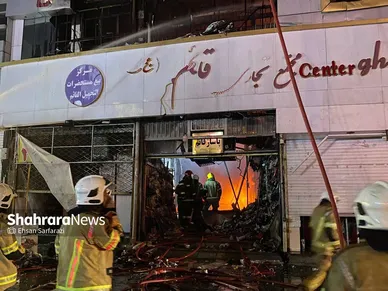 گزارش تصویری| مهار آتش‌سوزی پاساژ لوازم آرایشی در خیابان ۱۷شهریور مشهد (۲۴ تیر ۱۴۰۴)