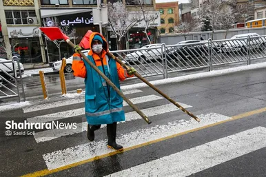 گزارش تصویری | خدمات دهی نیروهای شهرداری مشهد در روزهای برفی
