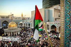 اجتماع جمعی از نوجوانان و جوانان در صحن قدس حرم امام&zwnj;رضا(ع) در پی شهادت اسماعیل هنیه + فیلم