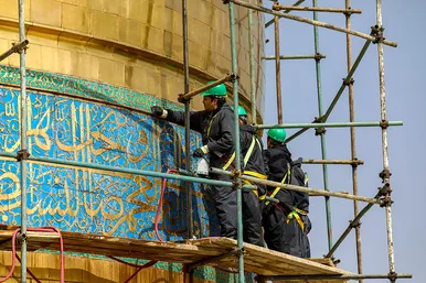 شست و شوی گنبد منور رضوی در آستانه سال نو و ماه مبارک رمضان