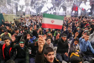 زيارت نوجوانان مشهدی به نيابت از شهداي نوجوان حادثه تروريستی شاهچراغ