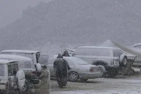 بارش سنگین برف در بیابان&zwnj;های تبوک عربستان + فیلم