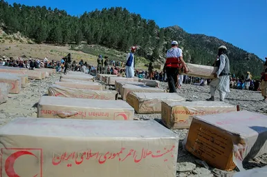 هلال احمر ایران در کنار زلزله زدگان افغانستانی