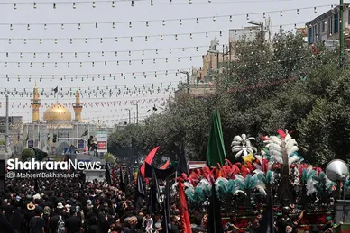 عکس| عزاداری زائران حرم مطهر رضوی در ظهر عاشورا
