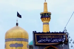ویدئو | خادمان، سیاه&zwnj;پوشی حرم مطهر امام رضا(ع) را آغاز کردند