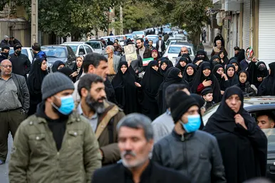 حضور مردم در محل شهادت دو دانشجوی بسیجی در خیابان حر عاملی