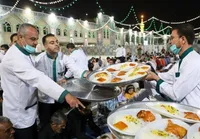 هزار و ۵۰۰ ژتون غذای متبرک بین زائران نوروزی در حوالی حرم مطهر رضوی توزیع شد
