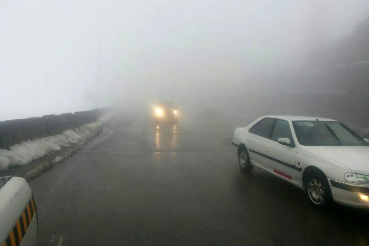 مه‌گرفتگی در گردنه تیوان دید رانندگان را محدود کرد (۱۶ مهر ۱۴۰۳)