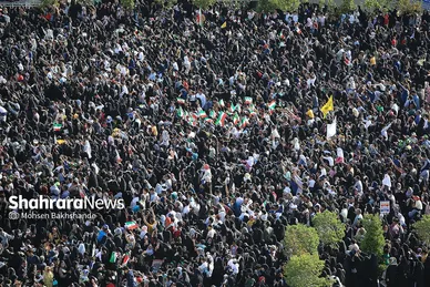 اجرای سرود «سلام فرمانده» با حضور دهه هشتادی و نودی ها در عرصه میدان شهدا مشهد