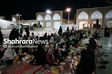 توزیع افطاری در باب الکاظم حرم مطهر امام رضا(ع)