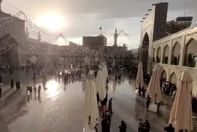 ویدئو | پیوند باران و آفتاب در حرم امام مهربانی&zwnj;ها