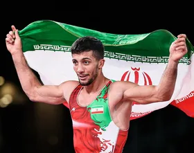 ویدئو فنون زیبای محمدرضا گرایی به کشتی&zwnj;گیر ژاپنی و آذربایجانی در جام جهانی