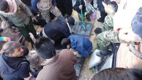 نصب سنگ مزار شهیدان سپهبد حاج قاسم سلیمانی و سردار پورجعفری + فیلم