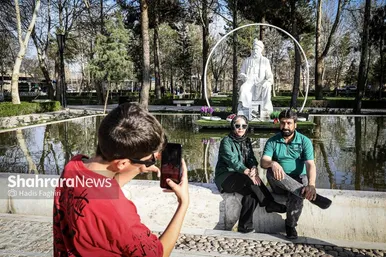 گزارش تصویری | حضور مسافران نوروزی در آرامگاه فردوسی در نوروز ۱۴۰۵