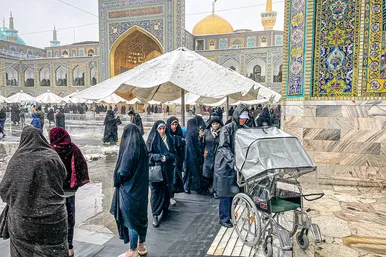 بارش اولین برف پاییزی در حرم مطهر رضوی 