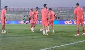 ویدئو|پرسپولیس آماده یک نبرد تازه؛ سرخ&zwnj;ها وارد زمین شدند