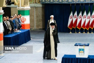 عکس‌هایی از حضور رهبر معظم انقلاب در شعبه اخذ رأی چهاردهمین انتخابات ریاست‌جمهوری