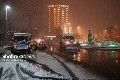 گزارش تصویری | خدمات دهی نیروهای شهرداری مشهد در روزهای برفی