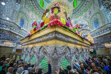 عکس‌هایی از گل‌آرایی ضریح شش گوشه امام حسین(ع)